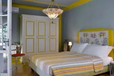 Image de Beach Front Cottage, un appartement très lumineux et ensoleillé, situé à seulement 200 mètr. . .