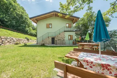 Appartement \"Nonno Bigi Girasole\" avec vue sur les montagnes, Wi-Fi, balcon et jardin
