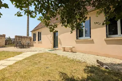 Charmante maison avec jardin, proche de George Sand, circuit auto, hippodrome, plans d'eau et nature.