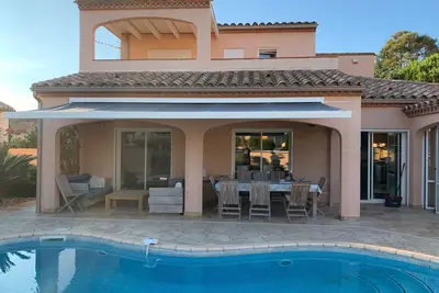 Villa Saint Cyprien plage, 12 à 13 personnes, avec piscine jardin, 5min de tout