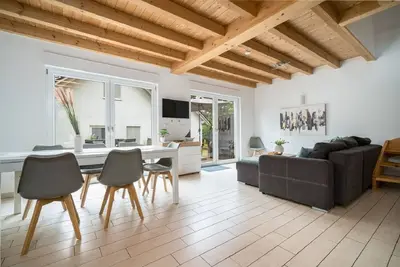 Image de Alpaca holiday home with lake view, family-friendly, opposite the petting zoo