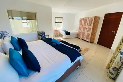 Image de Beautiful and Modern 5 bedroom home by the beach