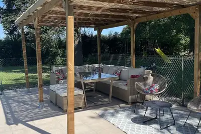 Image de Grande maison de famille avec piscine dans un parc arboré et boulodrome