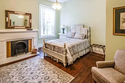Image de The Litz Mansion Room #7 - The Nelle May Room