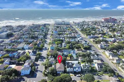 Image de Sleep a Group of 7 in this Spacious Galveston Studio - Minutes to Beach!