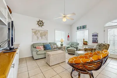 Image de Dog-Friendly Gulfside Home with Private W/D, Ac, WiFi, Balcony, Deck