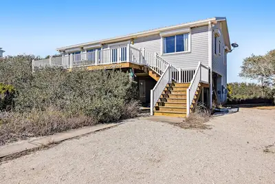 Image de Gulf-view home with separate studio, WiFi & Ac - walk to quiet beach & 2 dogs Ok