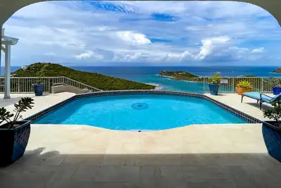 Image de Sunset, Sunrise & Ocean Views, 3 Bed 4. 5 Bath, Close to Cruz Bay & Beaches. Gym