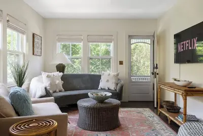 Image de Heart of East Hampton village 1920s cottage, walk to all