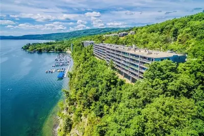 Image de Waterfront two story condo