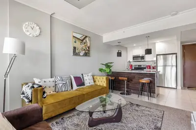 Image de 1 Bed + 1 Bath Riverside Bliss Condo In Downtown