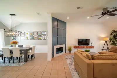 Image de Entire Modern 3br house with glass fireplace and patio.