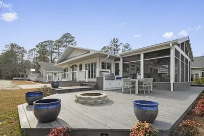 Image de Stunning Waterfront Home & Panoramic Lake Views