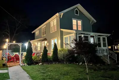 Image de Downtown Williams Bay. Full house walk to restaurants, ice cream, bars & coffee
