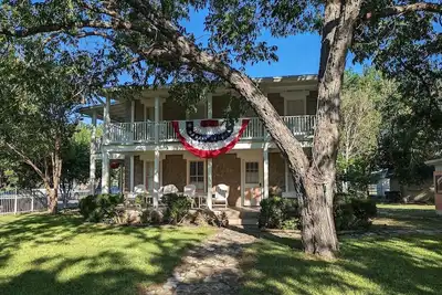 Image de Historic Home- Amazing Porches- Great Location- Perfect Midterm Stay- 30+ Days