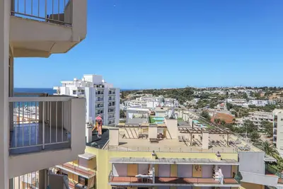 Image de Appartement Oura 9°A sur la plage avec vue sur la mer, piscine, jardin, et balcon.