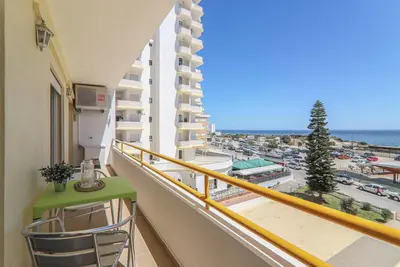 Image de Appartement Estrela 304 - Vista Mar sur la plage avec piscine, A/C, Wi-Fi, jardin et balcon.