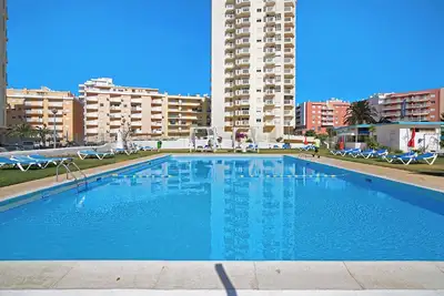 Image de Appartement Baleeira 9ºD avec vue sur la mer, piscine, Wi-Fi, jardin et balcon.