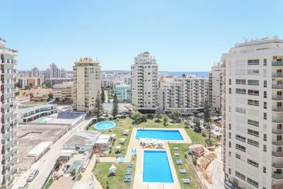 Image de Appartement Oura 11ºE sur la plage avec vue sur la mer, piscine, A/C, Wi-Fi, jardin et balcon.