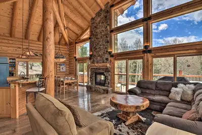 Image de Spacious, Luxe Cabin w/ Mtn Views, Sauna & More!