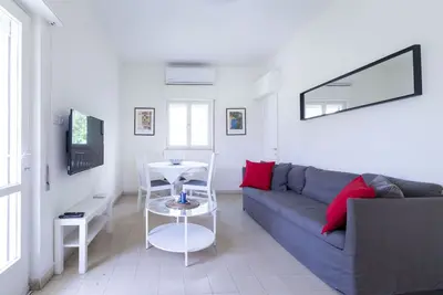 Image de light and bright 2 bedroom Old Katamon. Balconies