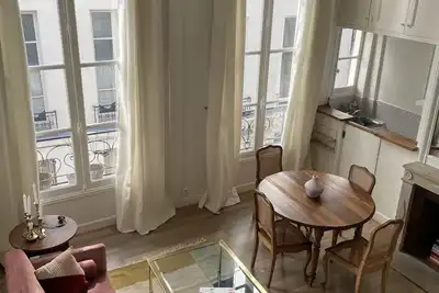 Image de Chic & Bright Parisian Apartment steps from the Seine on the Île Saint Louis