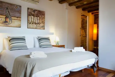 Image de Fantastic and Bright Apartment in the Heart of Gothic area 10 min from the beach