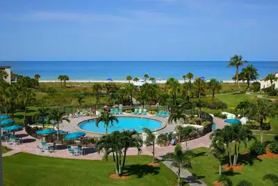 Image de 🌴💦 Fresh & updated 2/2 Siesta Key Condo~Fast WiFi, Pool, Private beach access!