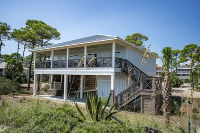 Image de 30% Off Summer! 'Two Shores', 4br/4ba, Community Pool & Dock, Beach and Bay!