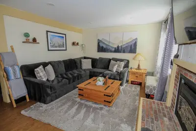 Image de Charming 1-Bedroom + Loft Condo in Mammoth Lakes – Pet Friendly!