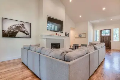 Image de Family Friendly, Pet Friendly, Ac, pool table, sharc passes for 2026 and Private Hot Tub!