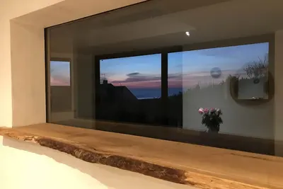 Image de Rustic surfy 4 bed with hot tub across the road from the beach