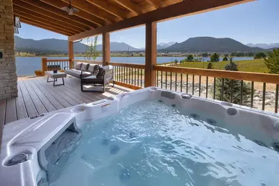 Image de Private Lakefront Cabin - Two Large Patios, Jacuzzi, Indoor/Outdoor Fireplace