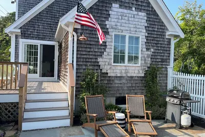 Image de 3br Bright & Spacious East End Condo with Private Patio and 2 Parking Spaces.