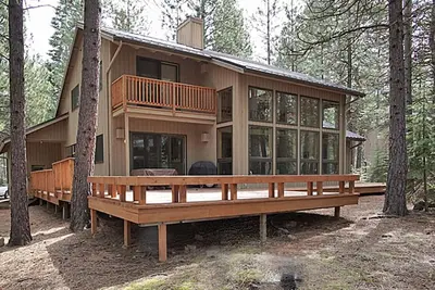 Image de Light, Bright And Updated home with beautiful back deck
