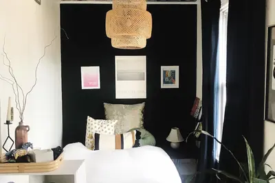 Image de Design Inspired 2bd Apt | Heart of Uptown | Fenced Backyard | Off-Street Parking