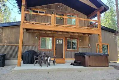 Image de 25 min to Yellowstone! Hot Tub! WiFi! Fire pit! Bbq Grill! Perfect get away!