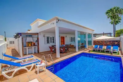 Image de Maria del Risco | Beautiful villa with a private pool in a privileged area