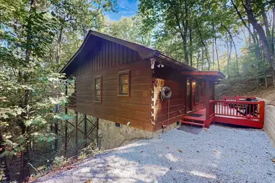 Image de Secluded Dog-Friendly Cabin w/ Deck, Private Hot Tub, Firepit, & Wood Fireplace