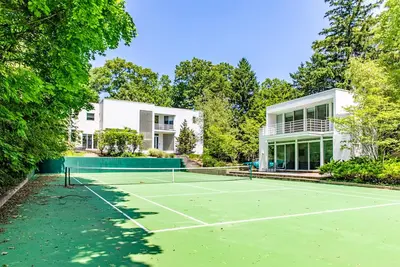 Image de Modern getaway with private beach, tennis court, free WiFi, & more