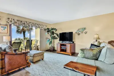 Image de Spacious, oceanfront condo with balcony, hot tub, pool, tennis & beach gear
