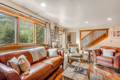 Image de Spacious townhouse private hot tub, fireplace, fast WiFi & washer/dryer