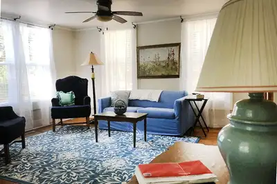 Image de Snow bird friendly! 5 Oaks Blue Bird Cottage - close to beach and Charleston