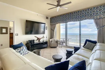 Image de Luxury, Beachfront Condo on 7th Floor! ~ Close to Shopping & Dining ~ Mb703