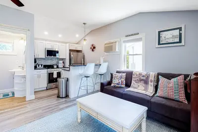Image de In-town cottage near the beach with marsh view, Ac, saltwater pool, & hot tub