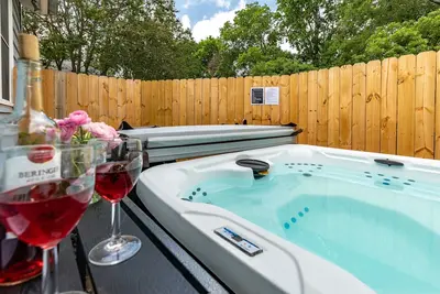 Image de New! ! ! Hot Tub, sleeps 8, Fire Pit, 3 Bdr home downtown
