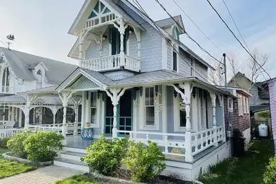 Image de Oak Bluffs - Inkwell Waterview Renovated Cottage with A/C, modern decor