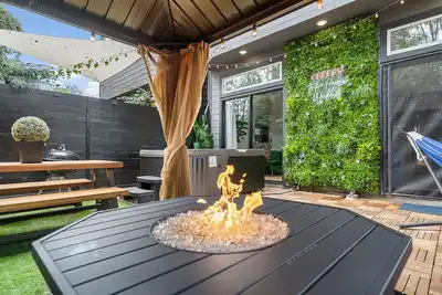 Image de ☆Modern Luxe Downtown Home w backyard oasis☆ HotTub•Gazebo• 2021sq. ft• Sleeps 12