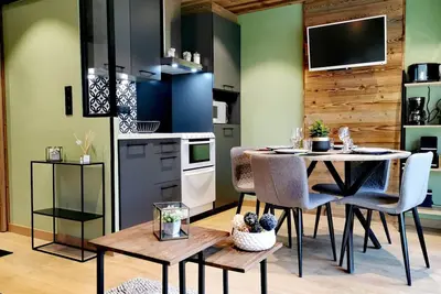 Image de Studio rénové avec kitchenette, balcon et wifi