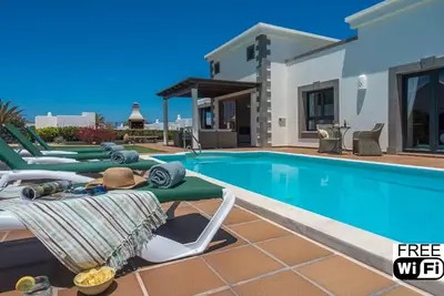 Image de **Luxury Villa**- Heated Pool, Gardens, Views, WiFi & Ps4
